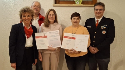 Für ihre langjährige aktive Mitgliedschaft geehrt wurden Irmgard Bumeder (3.v.l.) und Helga Garmaier (4.v.l.), hier im Bild mit Bereitschaftsleiterin Margret Hech (l.), dem stellvertretenden Bereitschaftsleiter Werner Heimbuchner (2.v.r.) und Kreisbereitschaftsleiter Bernhard Nowotny.  (Foto: BRK)