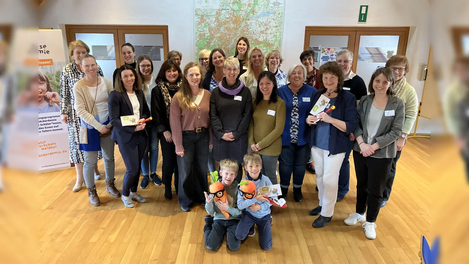 Neben Schulleiterinnen, Lehrerinnen und Jugendsozialarbeiterinnen haben auch Sauerlachs Bürgermeisterin Barbara Bogner (vorne, 3. v. rechts) sowie Kreisrätin Maria Knoller, Ernährungsberaterin Anne Kösler vom Landratsamt und Schulamtsdirektorin Ursula Löwe (hinten, von rechts nach links) teilgenommen. (Foto: Landratsamt München)