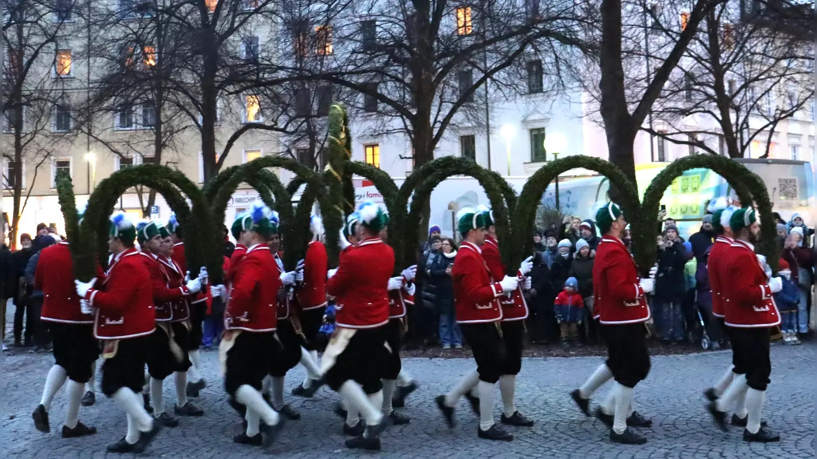 Die Münchner Schäffler - hier auf dem Weißenburger Platz - werden auch in Moosach ihren Tanz zeigen. (Foto: bas)