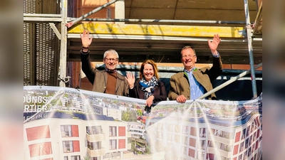 Freude beim Richtfest (von links): Martin Bumann, Technischer Niederlassungsleiter Schlüsselfertigbau München der Zech Bau SE; Samira Pichler, Chief Development Officer bei Ehret+Klein AG und Andreas Haas, Oberbürgermeister der Stadt Germering.  (Foto: Ehret+Klein AG)