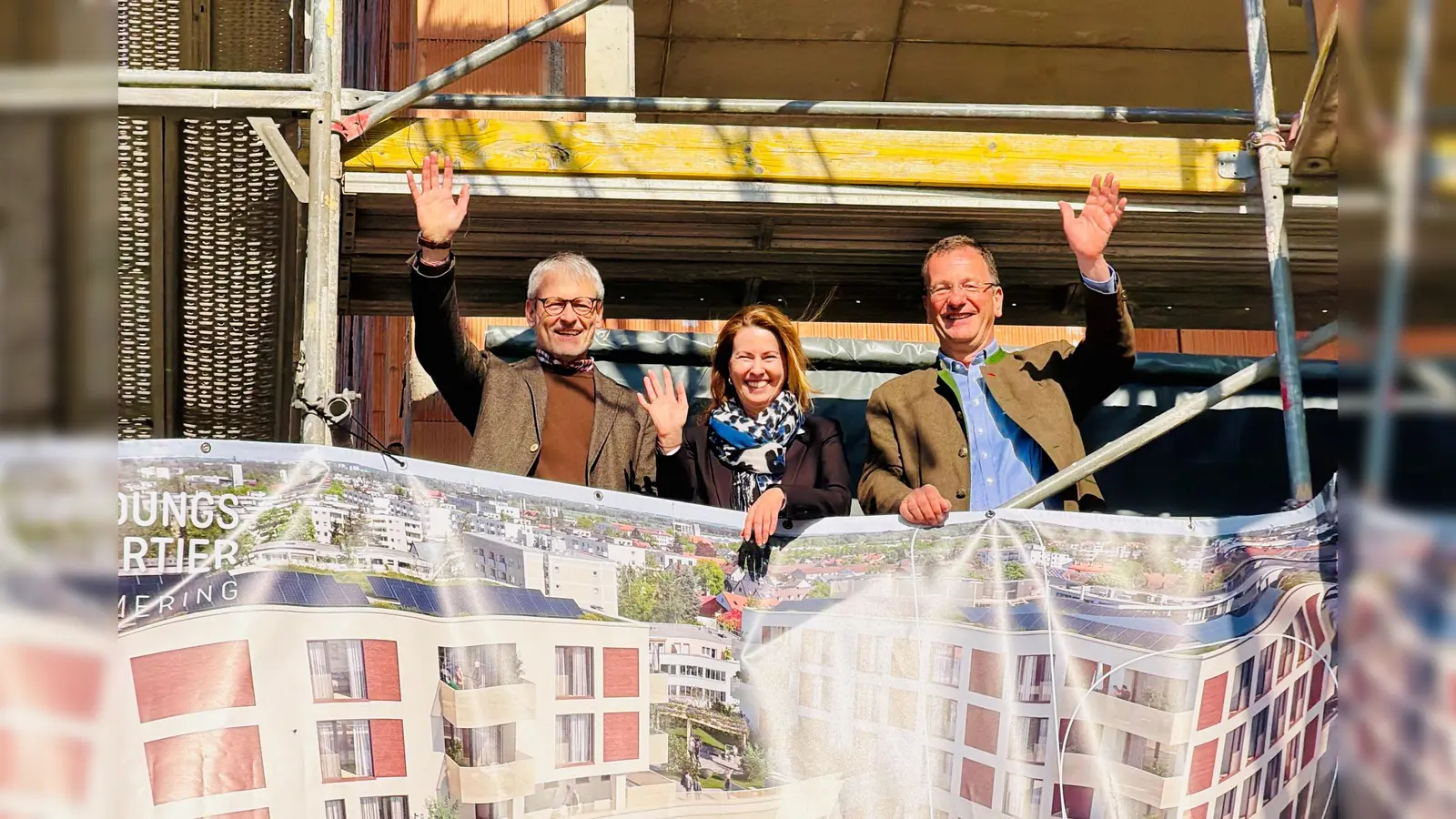 Freude beim Richtfest (von links): Martin Bumann, Technischer Niederlassungsleiter Schlüsselfertigbau München der Zech Bau SE; Samira Pichler, Chief Development Officer bei Ehret+Klein AG und Andreas Haas, Oberbürgermeister der Stadt Germering.  (Foto: Ehret+Klein AG)