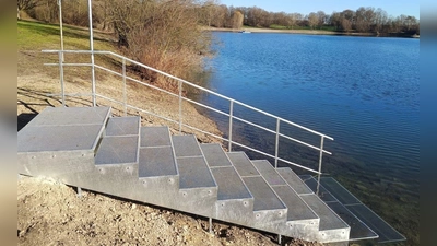 Eine Treppe führt ab der neuen Badesaison am Nordufer in den Echinger See.  (Foto: Gemeinde Eching)