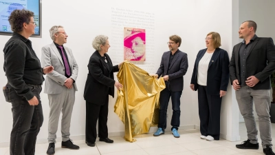 Enthüllung der Gedenktafel mit (v.l.) Stadträtin Mo Lüttig, Ralf Knoth (Schulleiter Städtische Berufsfachschule für Kinderpflege), Susanne Selbert (Enkelin von Dr. Elisabeth Selbert), Stadtschulrat Florian Kraus, Pauline Zikeli (Schulleitung Städtische Fachakademie für Heilpädagogik) und Alexander Auner (Lehrkraft Städtische Münchner Farbe Schule). (Foto: Tobias Hase / LHM RBS)