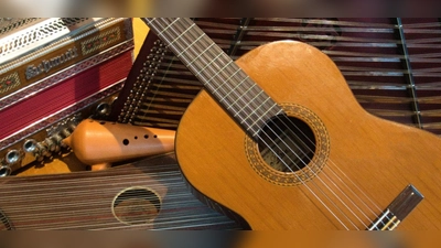 Die Straßlacher Saitenpfeifer umrahmen mit Hackbrett, Okarina, Gitarre, Zither und Steirischer Harmonika amüsante Geschichten. (Foto: Peter Hutmann)