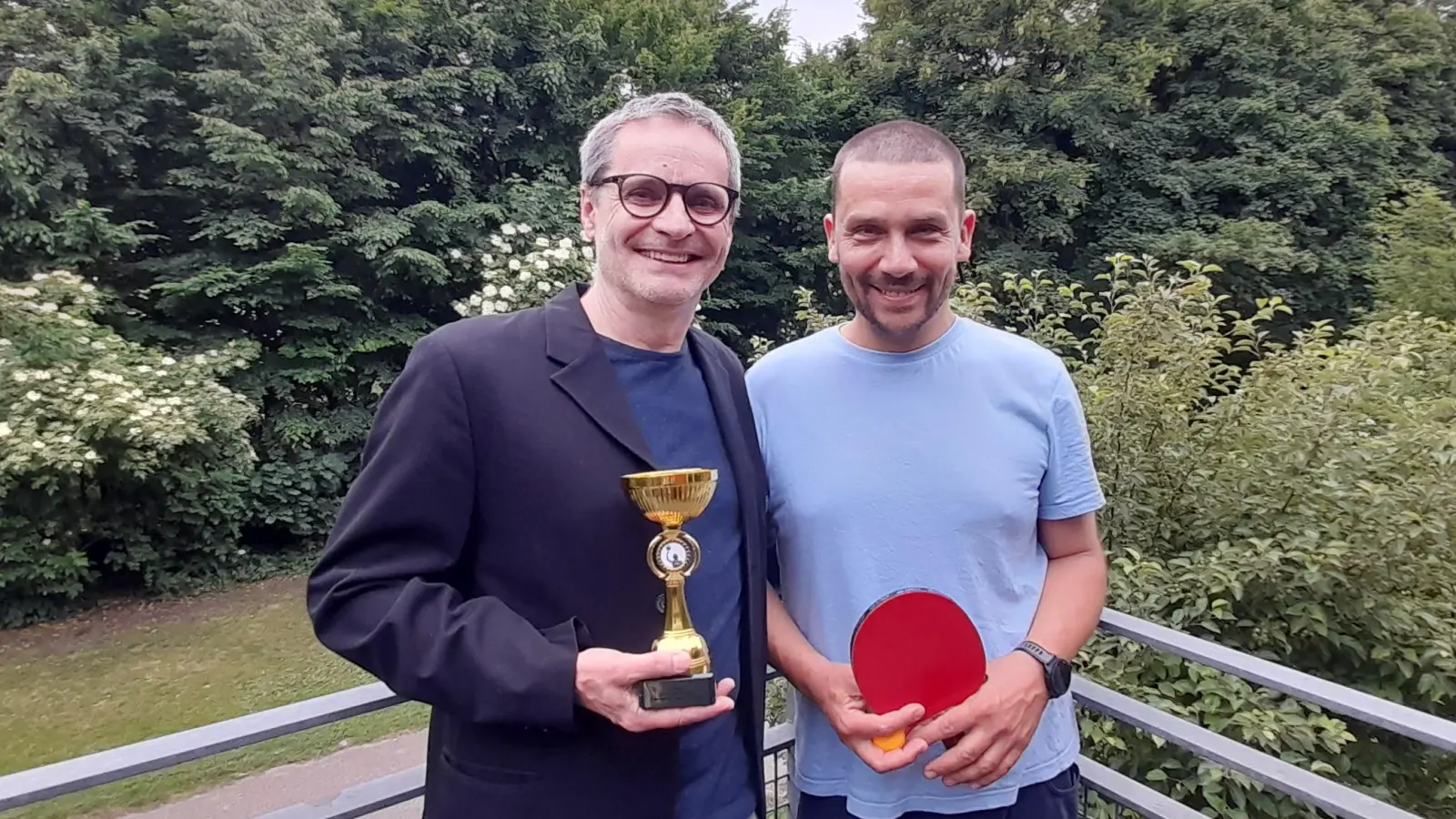 Michael Czisch (links im Bild) und Michael Schelle vom Bezirksausschuss Schwanthalerhöhe (BA 8) werden heuer zum vierten Mal den Gewinner des Westend Tischtennis-Cups mit einem Pokal ehren. (Foto: kö)