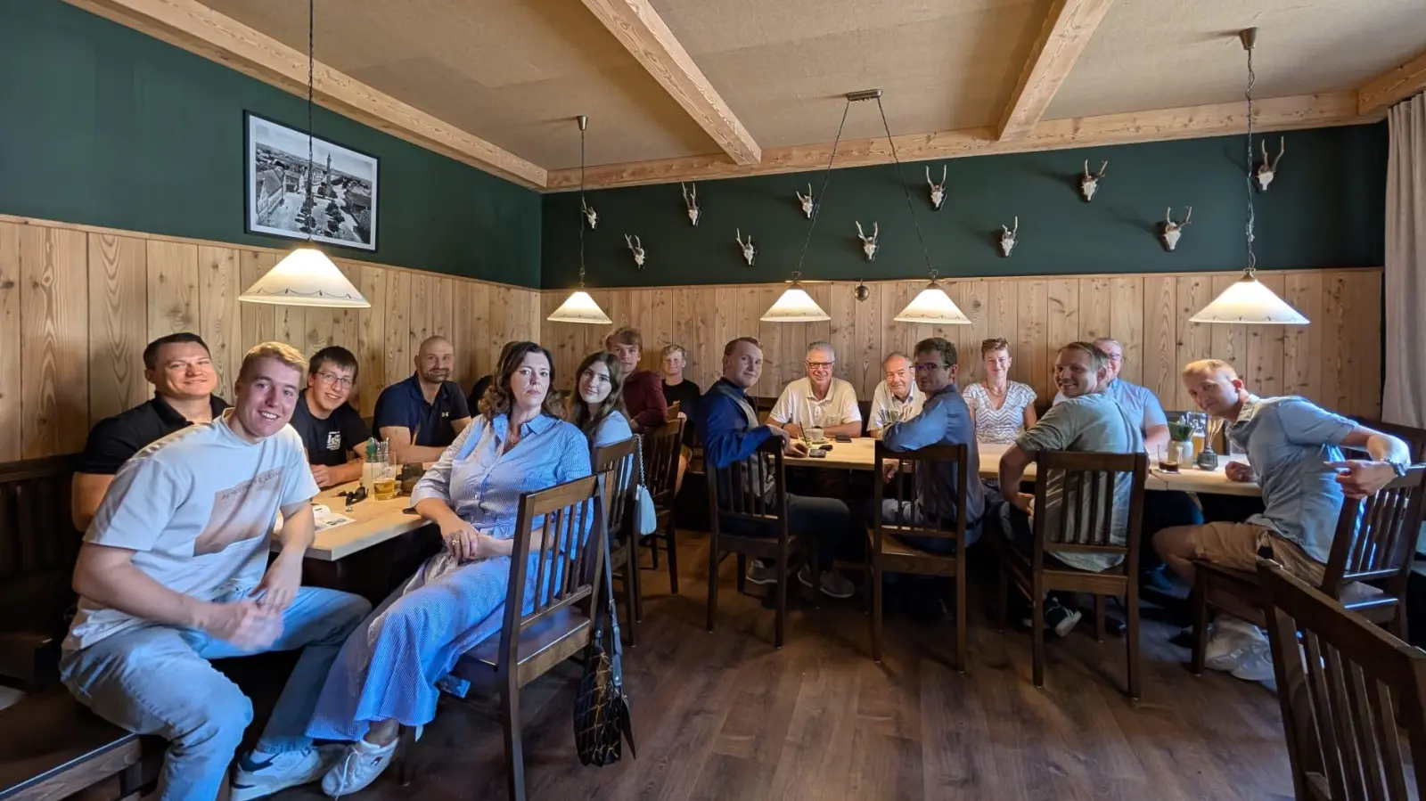 Die JU Isental hat ihren Stammtisch wiederbelebt. Diskutiert wurde im Gasthaus Lebzelter in Dorfen. (Foto: Max Schuler)