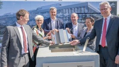 Feierliche Grundsteinlegung des Galileo-Kompetenzzentrums (v.l.): Harald Hofmann (DLR-Einrichtungsleiter Galileo Kompetenzzentrum), Anke Kaysser-Pyzalla (DLR-Vorstandsvorsitzende), Markus Söder (Bayerischer Ministerpräsident), Hubert Aiwanger (Bayerischer Wirtschaftsminister), Anke Pagels-Kerp (DLR-Bereichsvorständin Raumfahrt) sowie Karsten Lemmer (DLR-Vorstandsmitglied). (Foto: DLR)