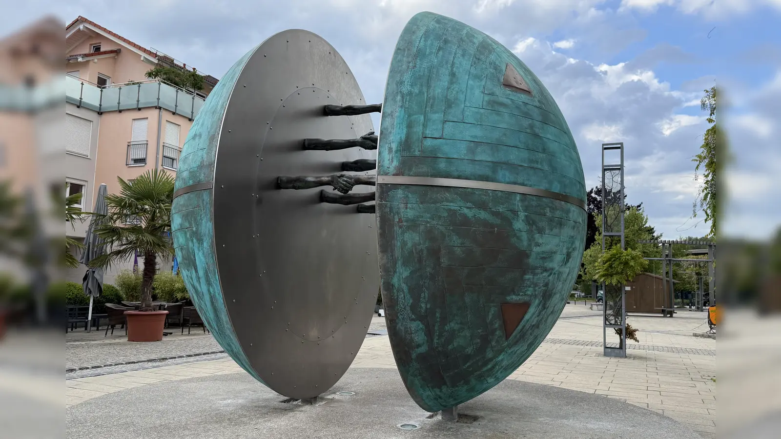 Die restaurierte Partnerschaftsskulptur erstrahlt jetzt in türkis. (Foto: pst)