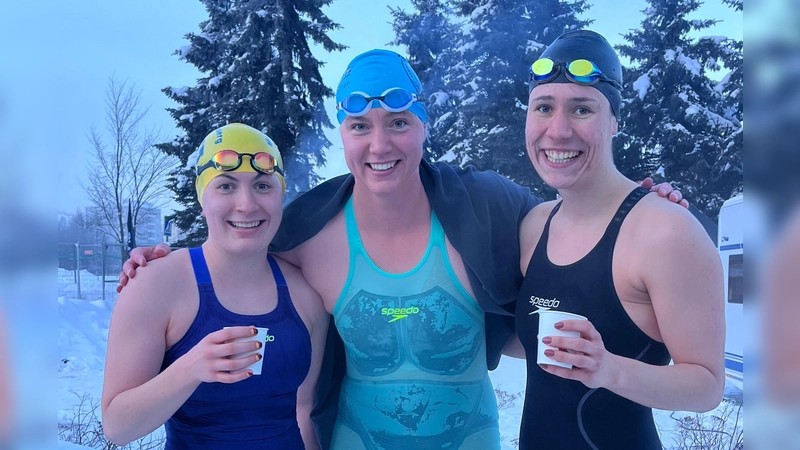 Mareike Förster (Mitte) holte sich Weltmeistertitel und schwamm außerdem Weltrekord. Beim Eisschwimmen waren zudem Christina Gockeln (l.) und Sonja Opitz dabei (alle Altersklasse 40). (Foto: Luisa Lang)