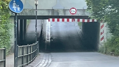 Die hängenden Warnstreifen halten zu hohe Fahrzeuge nicht unbedingt vom Befahren der Unterführung ab.  (Foto: bb/ Archiv)