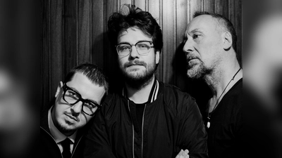 Jérôme Cardynaals, Simon Oslender und Claus Fischer (v.l.) gastieren als das Simon Oslender Trio im Bürgersaal Feldafing. (Foto: Lena Semmelroggen)