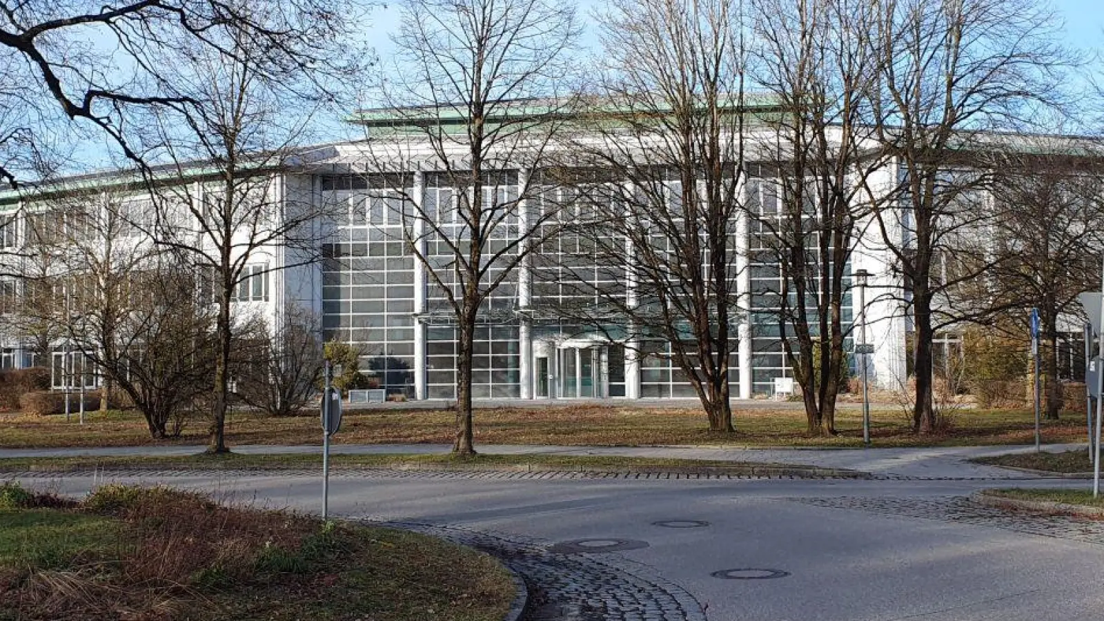 Hier könnte der neue Haarer Schulcampus entstehen: Seit dem Wegzug des Pharmakonzerns MSD ist der Bürokomplex am Lindenplatz verwaist.  (Foto: Privat)