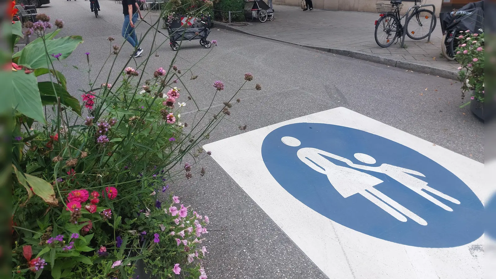 Ein Jahr dauerte die Testphase der Fußgängerzone in der Weißenburger Straße. Jetzt wird Bilanz gezogen. (Foto: bas)