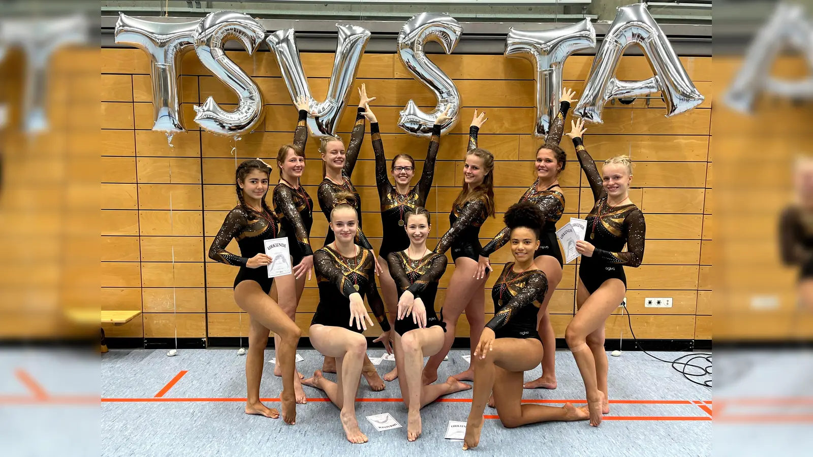 Große Freude bei den TSV-Turnerinnen: Sie feiern die Qualifikation zum Regionalentscheid und den Aufstieg in die Landesliga.  (Foto: TSV Starnberg)