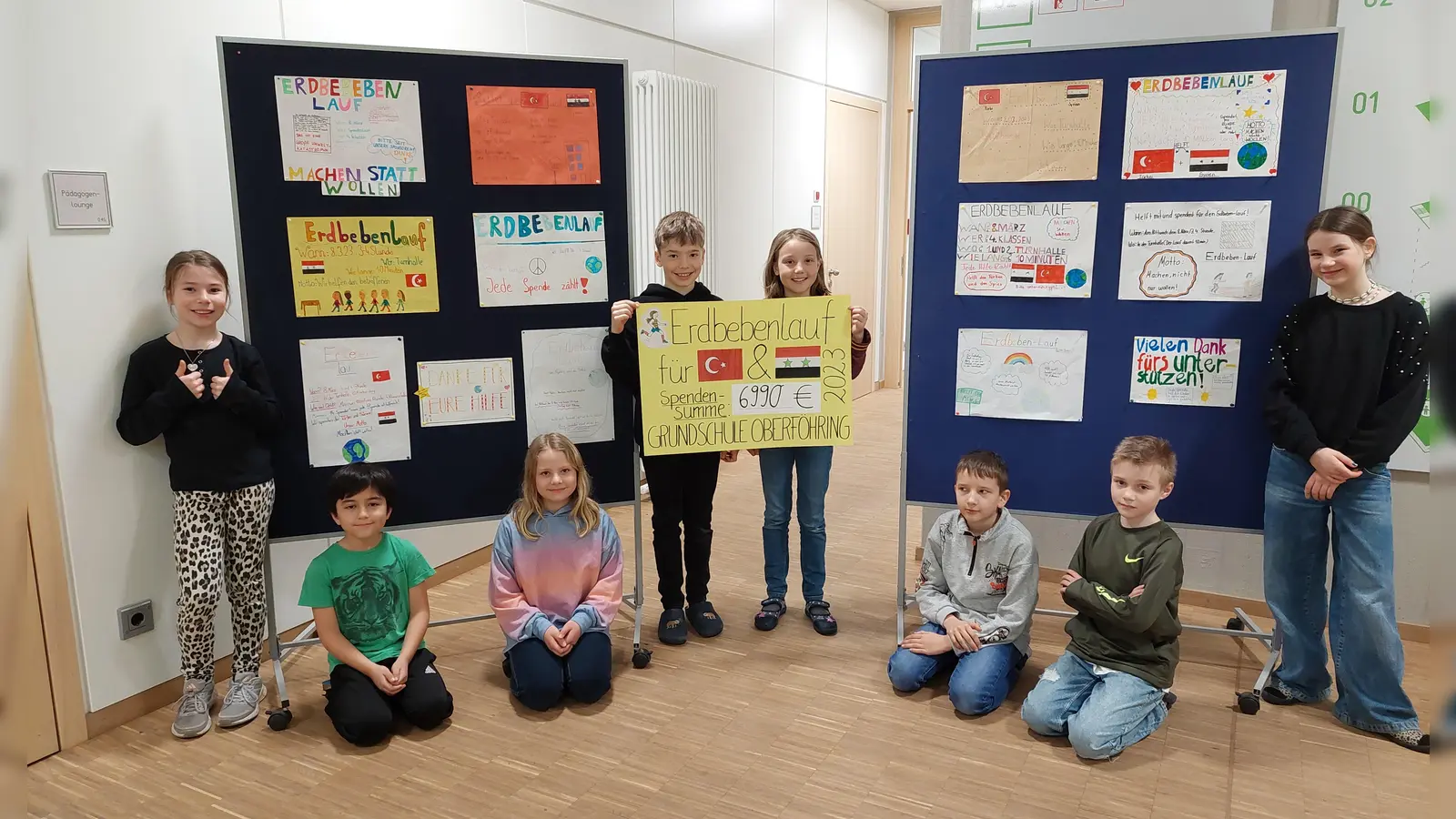 Eine starke Leistung: Die Klassensprecher der 4. Klassen zeigen stolz die Spendensumme von 6990 Euro. (Foto: Schule)