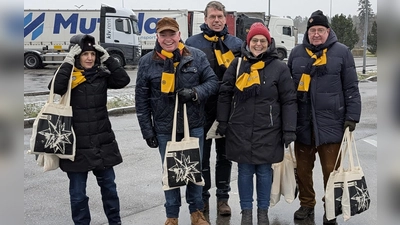Mitglieder des Rotary Clubs Ebersberg-Grafing begaben sich für die Weihnchtsaktion zur Raststätte Vaterstetten Ost und verteilten Geschenktaschen.  (Foto: Privat)