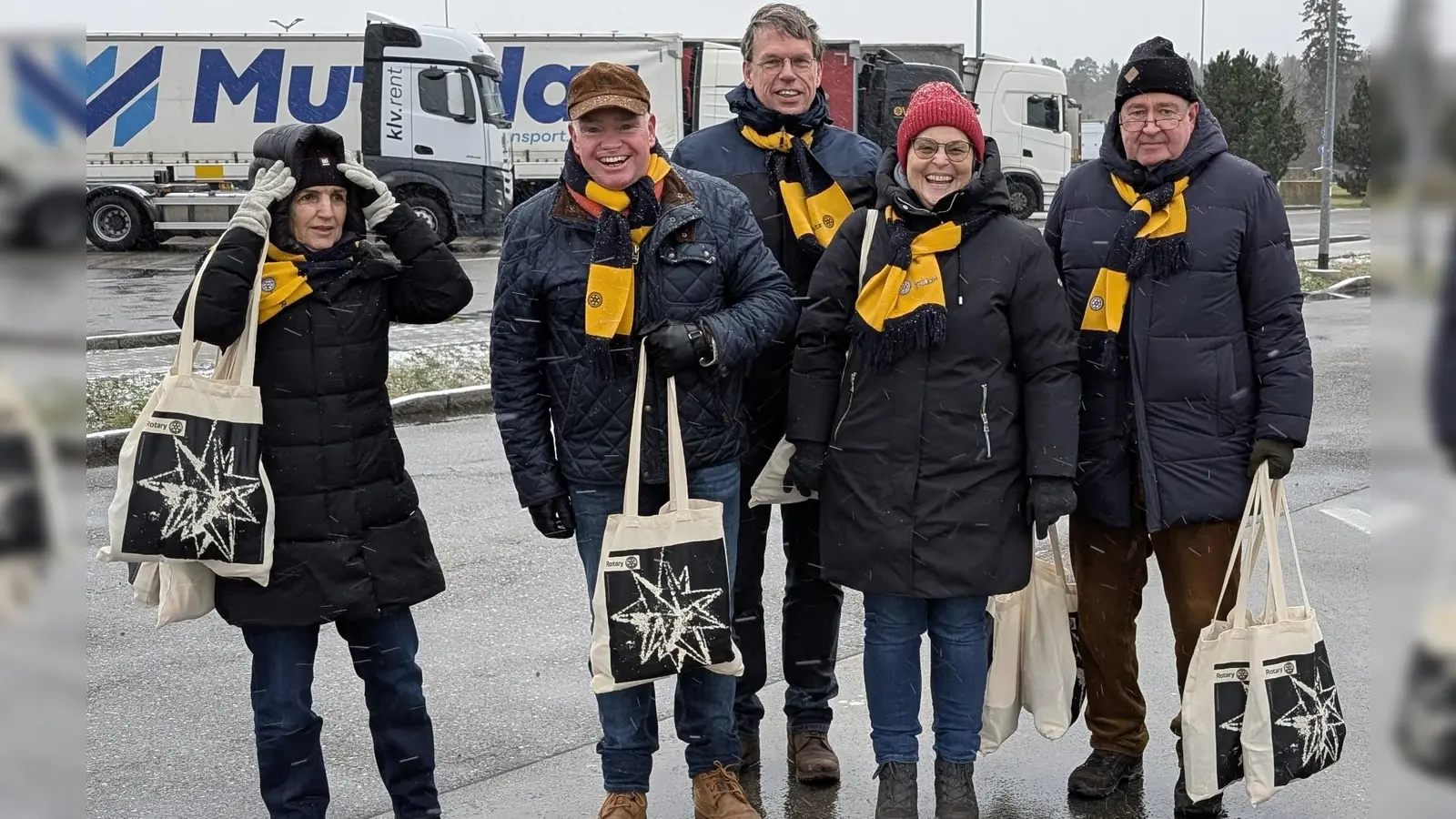Mitglieder des Rotary Clubs Ebersberg-Grafing begaben sich für die Weihnchtsaktion zur Raststätte Vaterstetten Ost und verteilten Geschenktaschen.  (Foto: Privat)