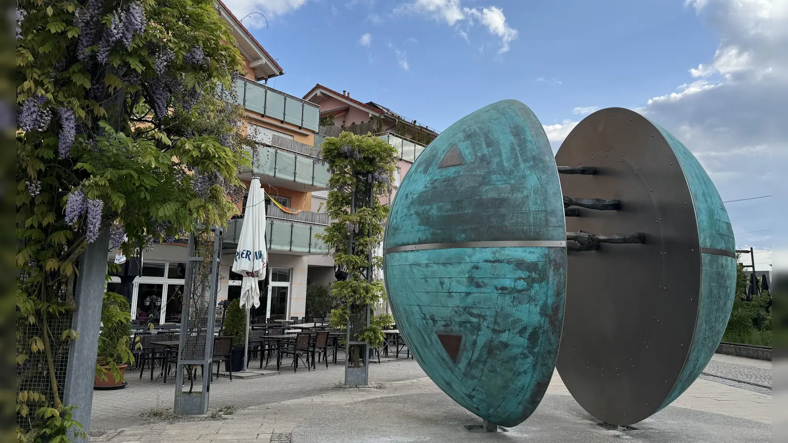 Die renovierte Partnerschaftskugel wird mit einem Festakt, Jonglage und Bewegungskünstlern am Samstag eingeweiht.  (Foto: pst)