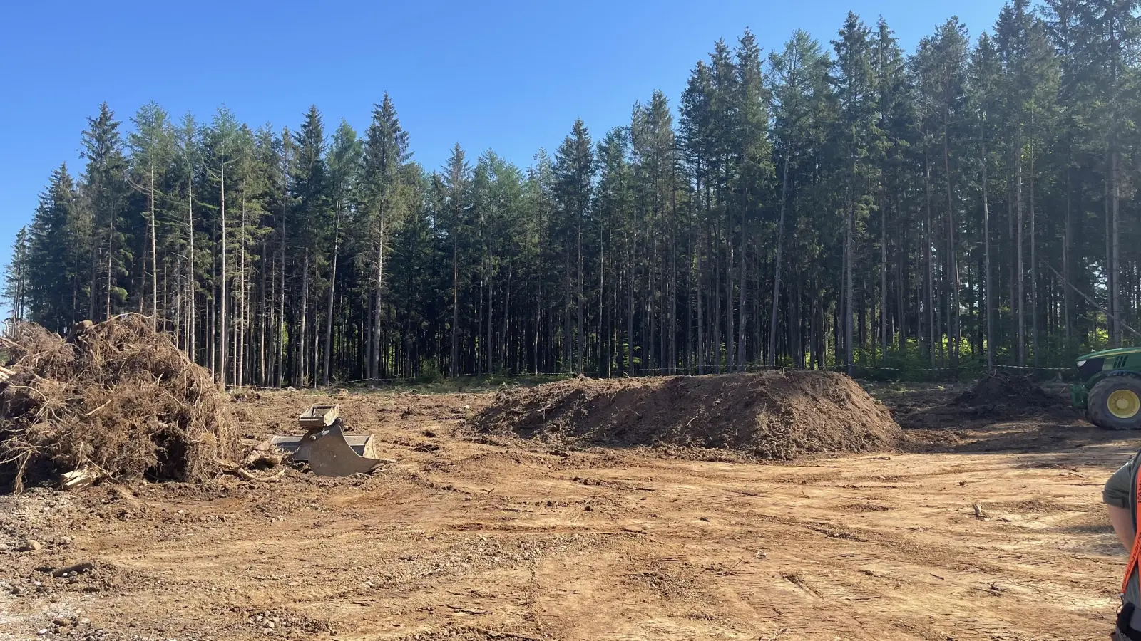 Die beteiligten Kommunen der Bürgerwind Höhenkirchner Forst hoffen, dass die Arbeiten für die drei geplanten Windräder bald wieder aufgenommen werden können. (Foto: hw)