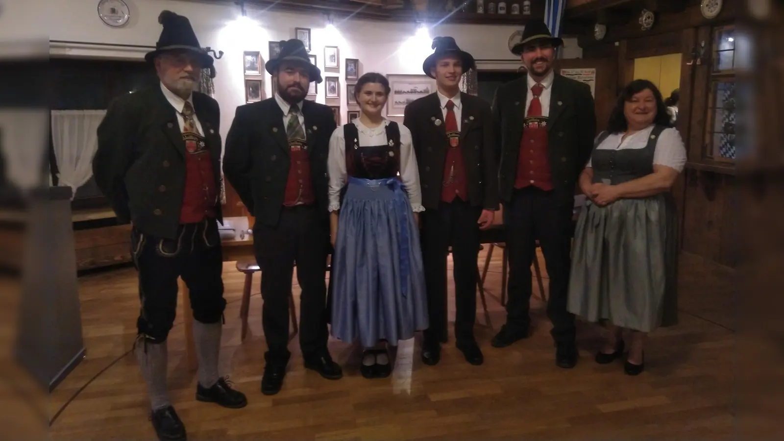 Davor Topic, Klaus-Peter Seher, Johanna Abenthum, Lukas Schwägerl, Josef Rohmer und Petra Resch (von links). (Foto: HuT)