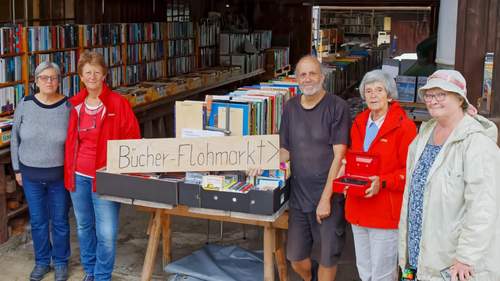 Machen den Bücherflohmarkt erst möglich: Das ehrenamtliche Team sortiert circa sieben Tage alle Spenden nach Themen. (Foto: Edmund Frick)
