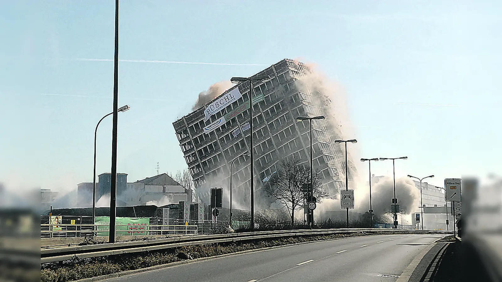 Tausende verfolgten im Jahr 2008 die Sprengung des Agfa-Hochhausese. <br> (Foto: Schunk Claus)