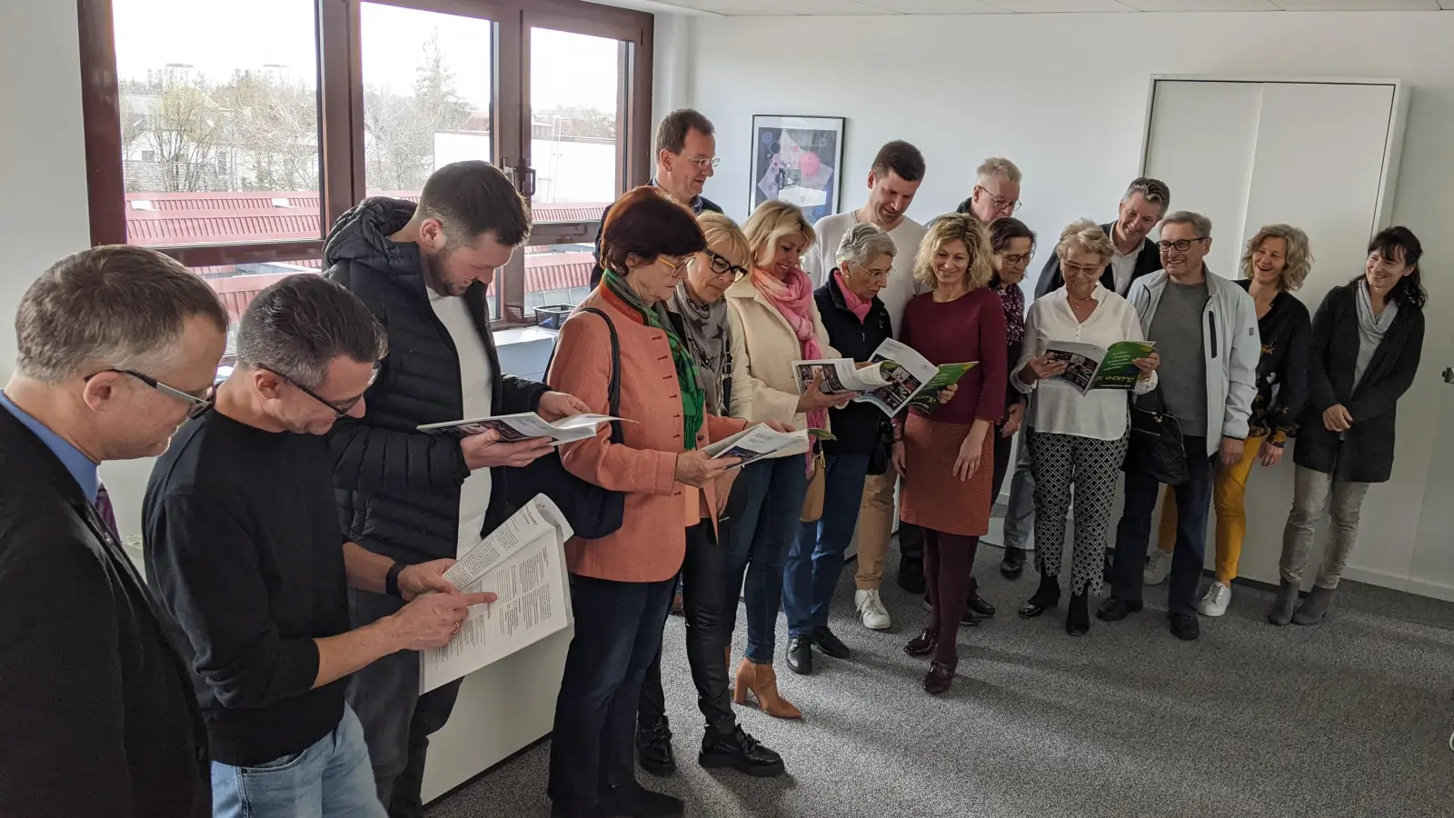 Oberbürgermeister Andreas Haas (m.), Mitglieder des Stadtrats und Vertreter des Aufsichtsrats der vhs Germering beim Rundgang durch die neuen Büroräume.  (Foto: vhs Germering)