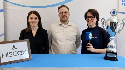 Marie Baumert (BFV-Abteilungsleiterin Jugend), Leo Molatore von BFV-Partner Hiscox und BFV-Moderatorin Theresa Leinfelder (von links) bei der Auslosung der Viertelfinalspiele im Verbandspokal. (Foto: Philipp Schmatloch/BFV)