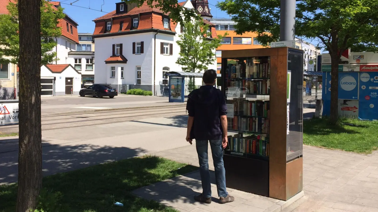 Jederzeit kostenloser Lesespaß: Den Bücherschrank in der Bunzlauer Straße gibt es seit neun Jahren. (Archivbild: dm)