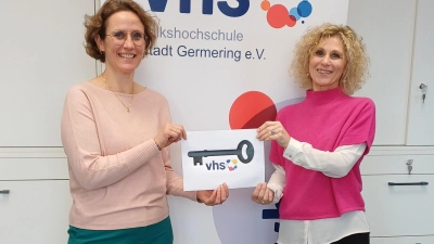 Symbolischer Schlüssel für die Zukunft: Evi Seidel-Klarmann (rechts) übergibt die Geschäftsführung an Dr. Simone Gaab. (Foto: Vhs Germering)