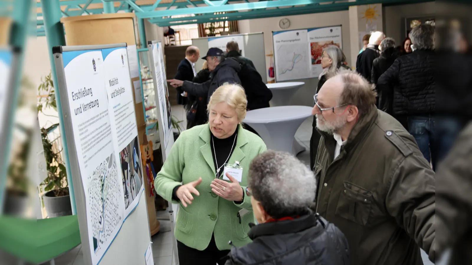 Rund 250 Bürger kamen zum Infomarkt für die Ortsentweicklung Stockdorf und brachten ihre Vorschläge für ein künftiges Stockdorf ein. Im Bild Marita Münch vom Bauamt im Gespräch mit Bürgern. (Foto: us)
