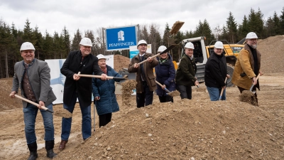 Sie haben den symbolischen ersten Spatenstich gesetzt (von lnks): Harald Zipfel (Bürgermeister Neuried), Landrat Christoph Göbel, Susanna Tausendfreund (Bürgermeisterin Pullach), Staatsminister Hubert Aiwanger, Katharina Habersbrunner (Vorständin Bürgerenergiegenossenschaft BENG eG), Martin Neumeyer (Vorstandsvorsitzender Bayerische Staatsforsten), Christian Fürst (Bürgermeister Schäftlarn) sowie Patrick Ott (Bürgermeister Baierbrunn). (Foto: StMWi/Bastian Brummer)