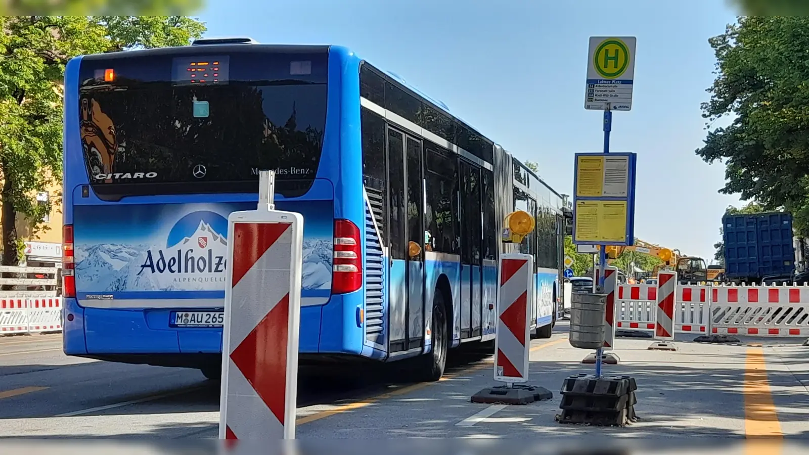 An den temporär eingerichteten Haltestellen entlang der Fürstenrieder Straße gibt es weit und breit keine Sitzgelegenheiten. (Foto: kö)