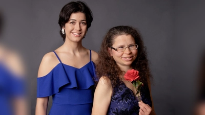 Gabriele Weller (rechts) und Jasmin Abed tauchen ein in die Welt der Romantik und lesen Gedichte und Texte von Novalis, Heine oder Eichendorff. (Foto: Bernhard Henkelmann)