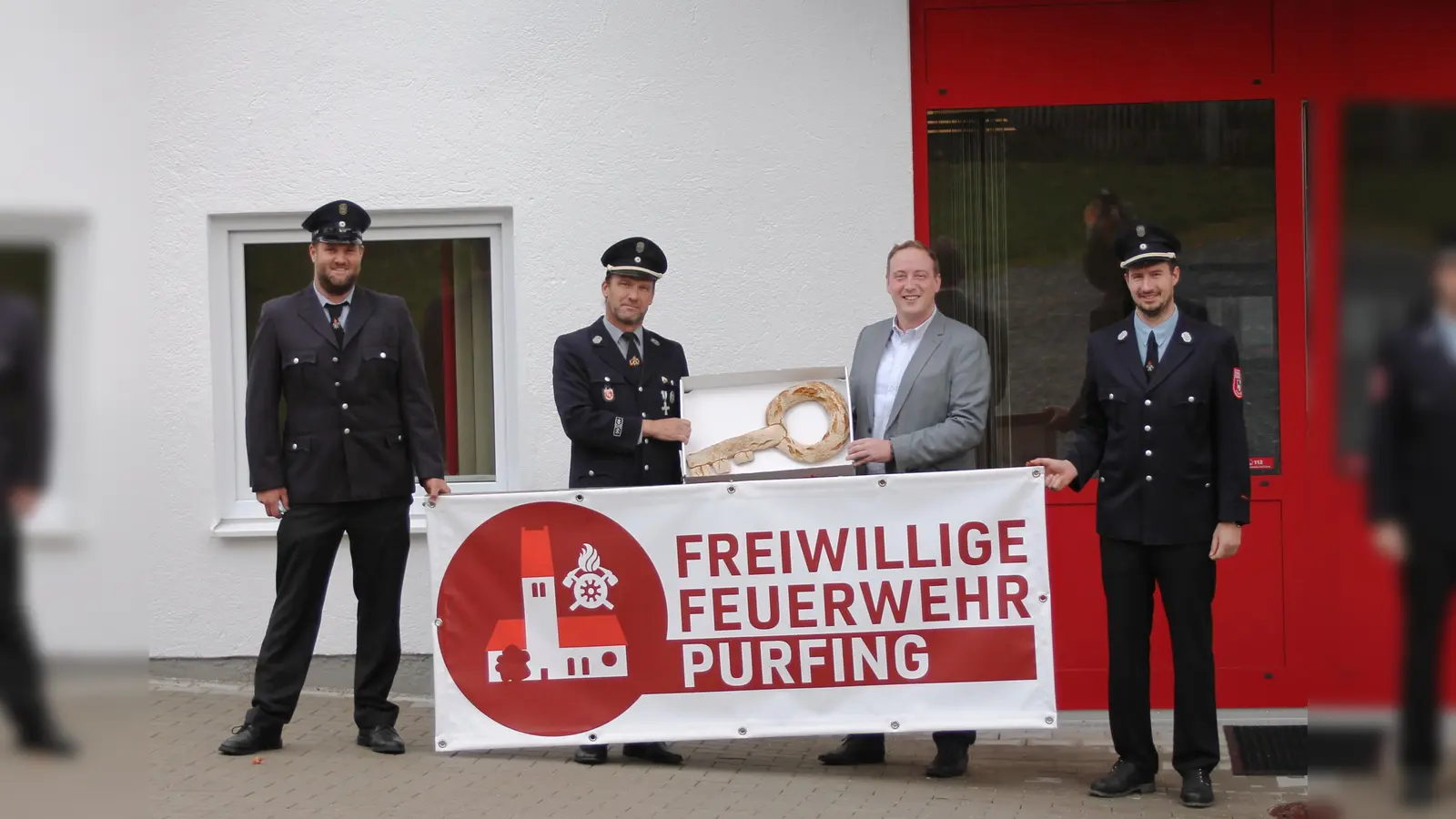 Offizielle Schlüsselübergabe des neuen Feuerwehrhauses in Purfing an die Kameraden der örtlichen Freiwilligen Feuerwehr. (Foto: VA)