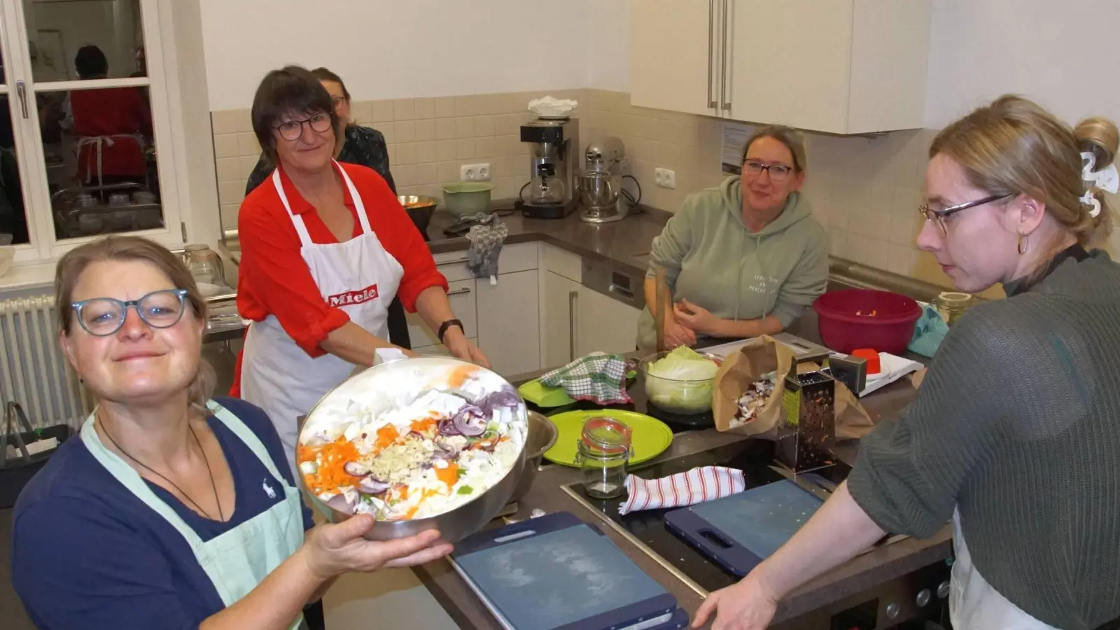 Der Kohl hat Wasser gezogen, sämtliche Gemüse sind klein geschnitten und werden von Kursleiterin Claudia Häußler vermischt präsentiert. (Foto: bro)