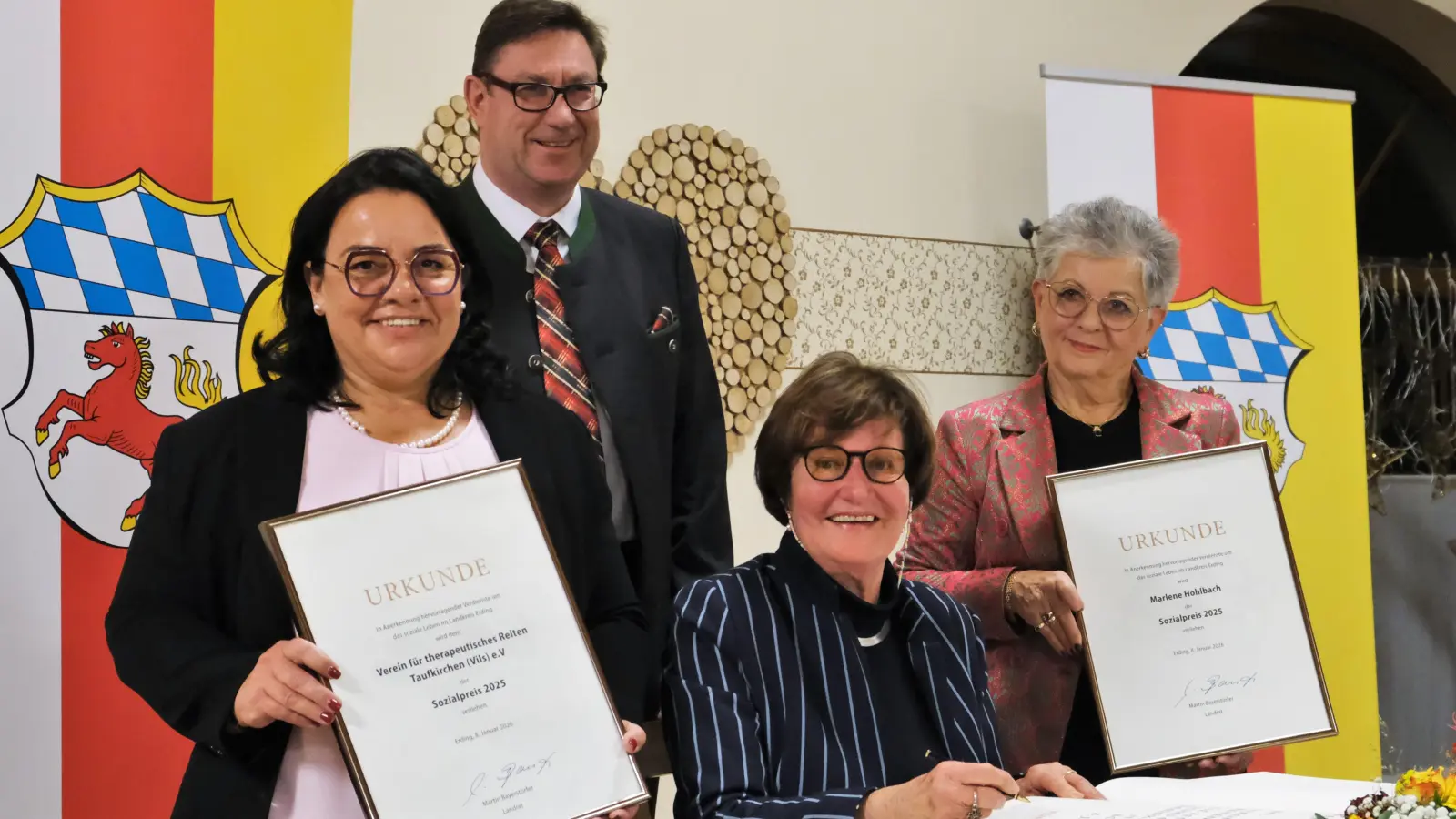Bei der Unterzeichnung des goldenen Buches des Landkreises Erding v.l. Sosa Balderanou, Landrat Martin Bayerstorfer, Staatsministerin a.D. Christa<br>Stewens, Marlene Hohlbach. (Foto: LRA Erding)