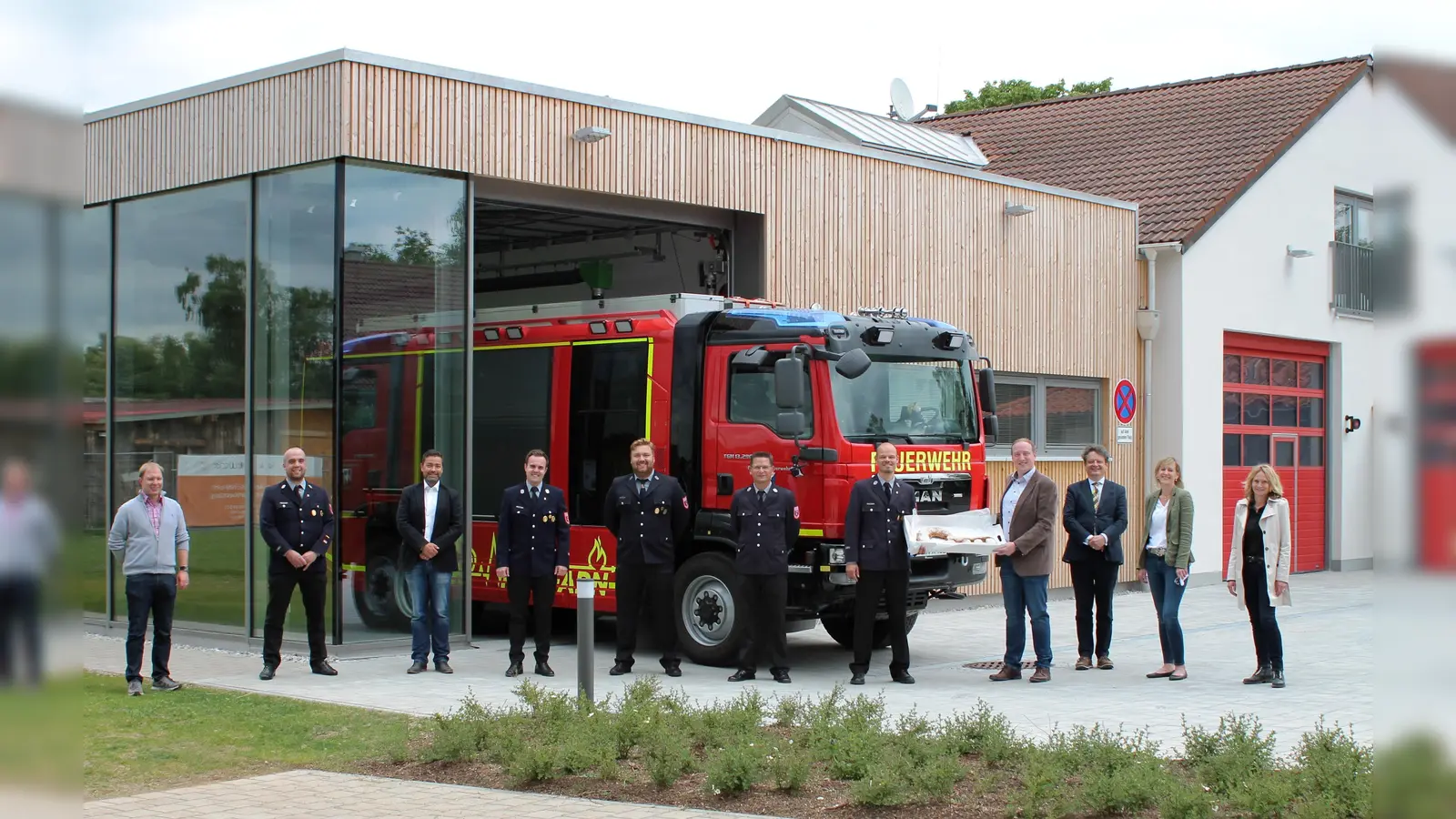 Schlüsselübergabe mit Abstand: Florian Huhndt, Markus Föstl, Alexander Grund, Benedikt Weber, Stephan Föstl, Roland Kronberger, Andreas Garhammer, Bürgermeister Leonhard Spitzauer, Ralf Schloemilch, Katharina Koopmann-von Weymarn und Brigitte Littke (v.li.). (Foto: Gemeinde Vaterstetten)