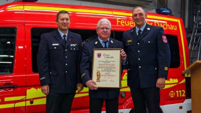 Stellv. Kommandant Gerd Lobmeier (l.) und Kommandant Thomas Hüller (r.) ernannten Konrad<br>Tonhauser zum Ehren-Stadtbrandinspektor. (Foto: FF Dachau)