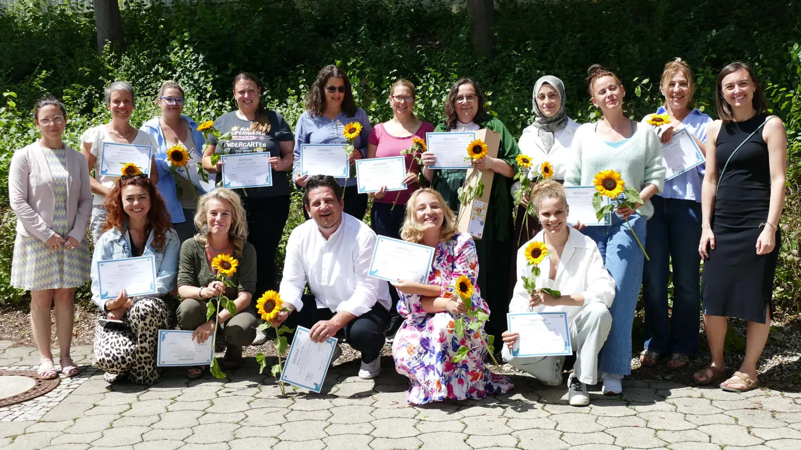Stolze Dozentinnen: Janine Beier-Seifert (ganz links) und Sandra Timm (ganz rechts) mit Teilnehmenden der Qualifizierung zur Pädagogischen Fachkraft. (Foto: BRK Starnberg)