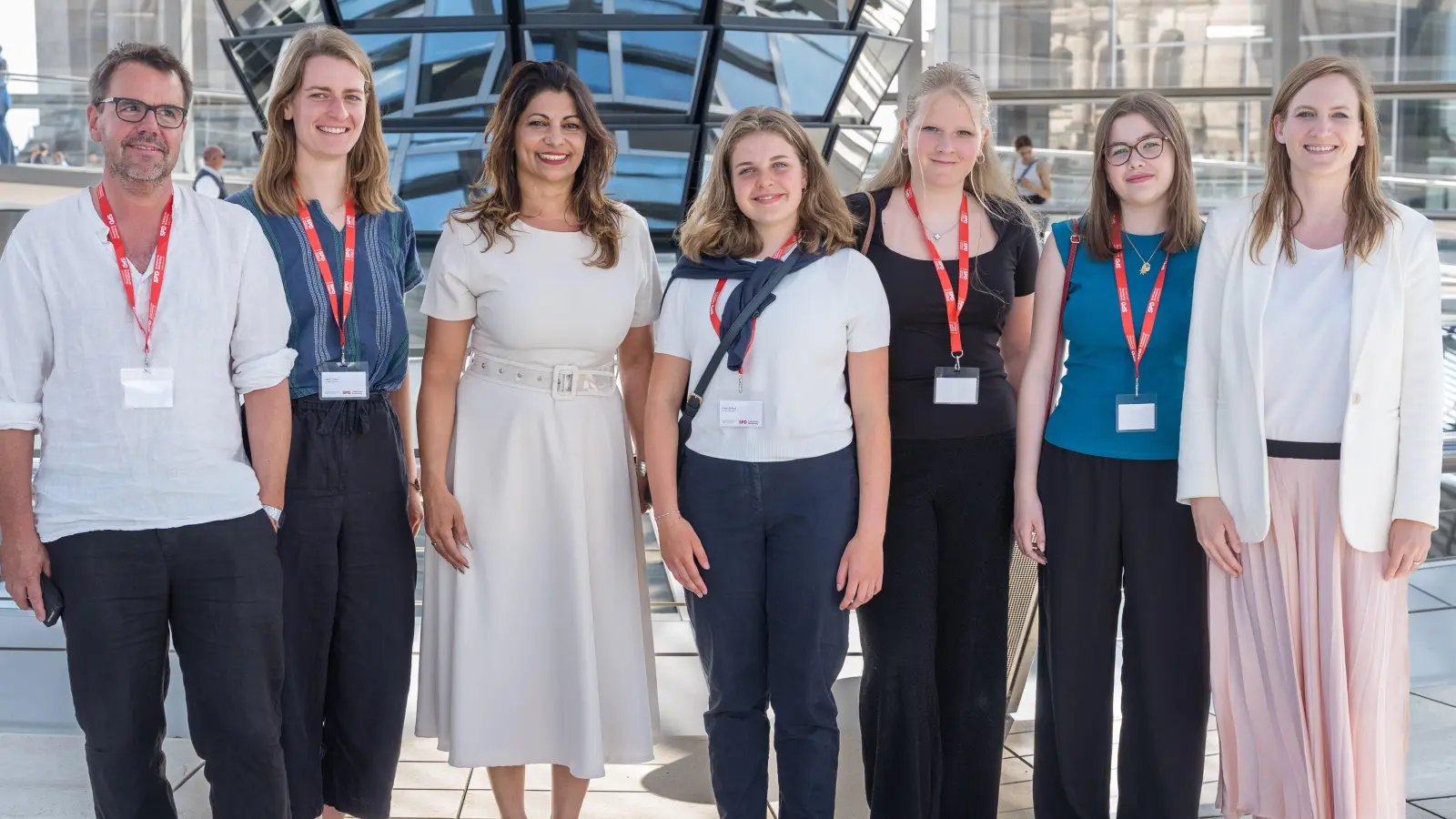 Von links nach rechts: Lehrer Thomas Ritter, Dramaturgin Lara Frisch, Derya Türk-Nachbauer (Parlamentarische Geschäftsführerin der SPD-Fraktion) und MdB Carmen Wegge (ganz rechts) mit den Schülerinnen des Ernst-Mach-Gymnasiums Haar. (Foto: Fionn Grosse)