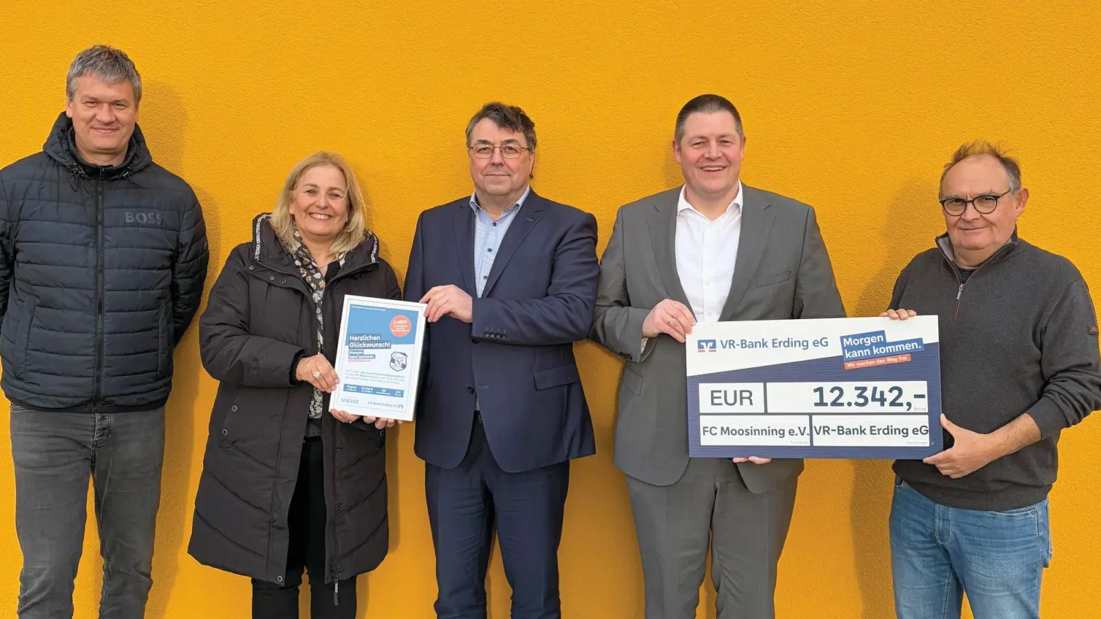 Christian Brunner, Jugendleiter FC Moosinning e.V.; Sabine Knust, VR-Bank Erding eG; Andreas Bauer, VR-Bank Erding eG; Felix Lechner, stellv. Vorstandsvorsitzender VR-Bank Erding eG; Karl Thumbs, Vorstand FC Moosinning e.V. (v.l.) (Foto: VR-Bank Erding)