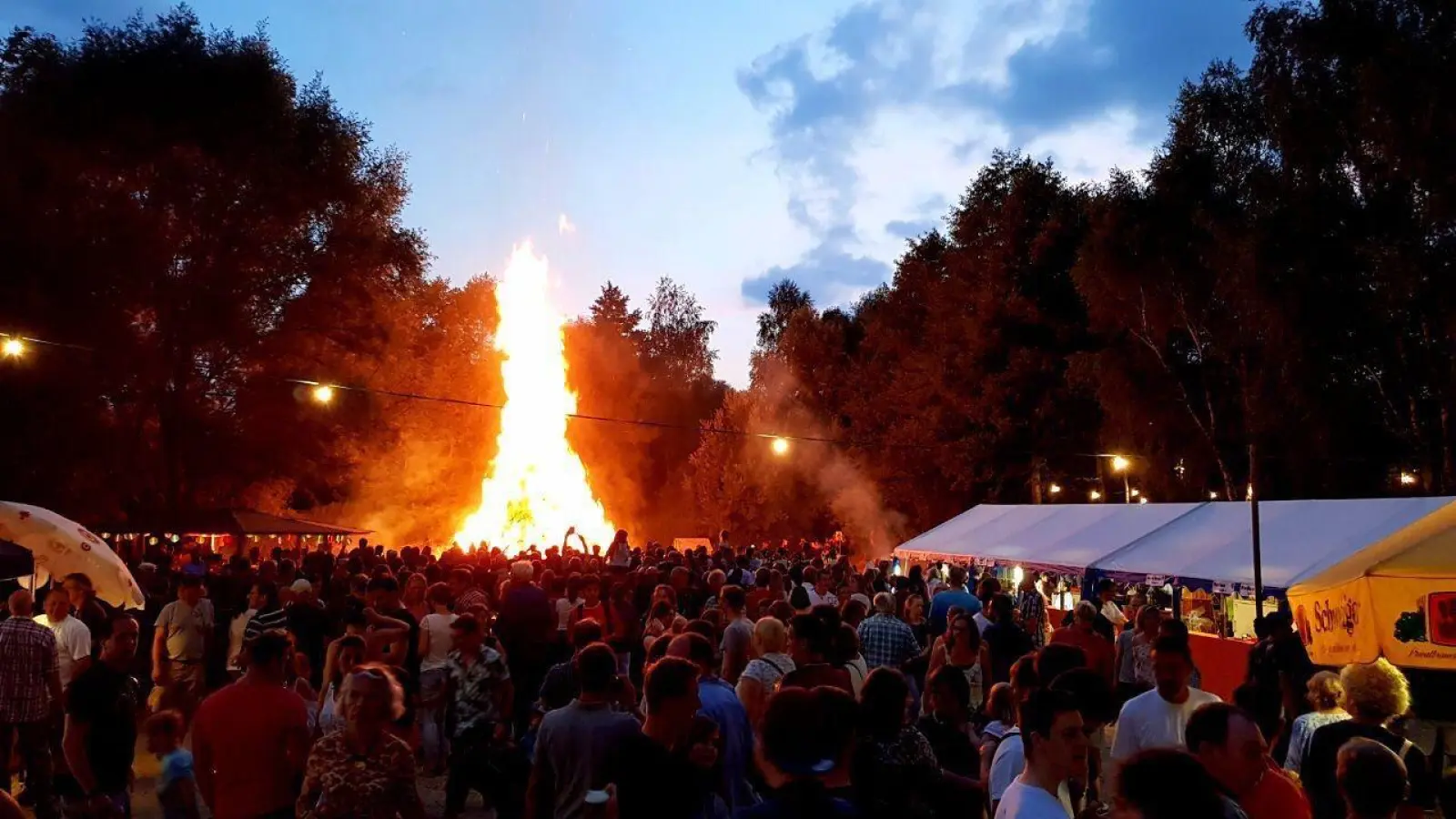 Das Sonnwendfeuer ist der Anziehungspunkt des Sommerfestes. (Foto: Wasserwacht Wörth)