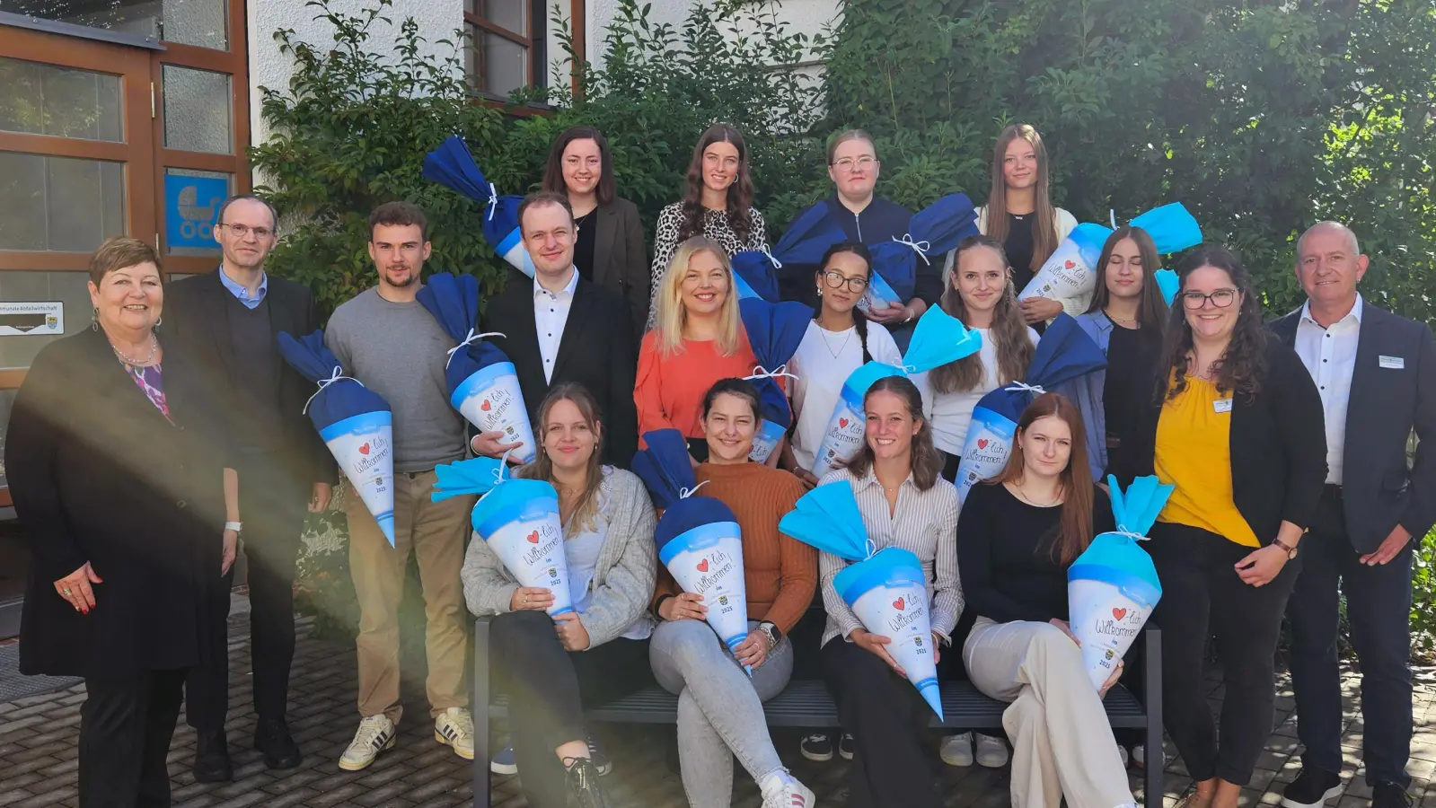 Landrätin Andrea Jochner-Weiß (l.) und Geschäftsleiter Georg Leis begrüßen zusammen mit Verena Steidl (Ausbildungsverantwortliche) und Stefan Laubenbacher (Sachgebietsleiter Personalmanagement) die neuen Nachwuchskräfte des Landratsamtes Weilheim-Schongau. (Foto: Landratsamt)