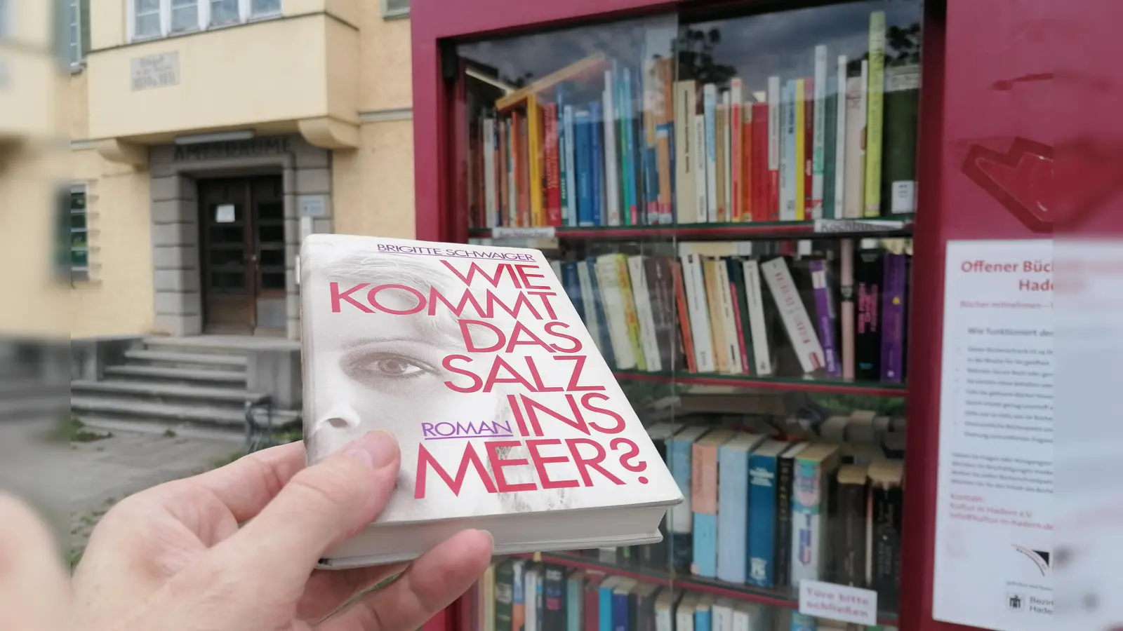 Mit einem Schlag berühmt: Brigitte Schwaigers Erstlingswerk im Großhaderner Bücherschrank. (Foto: job)