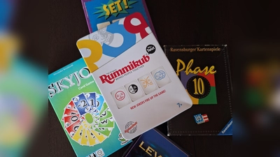 Ob Rummikub, Phase 10 oder andere Wissen-, Karten- oder Gesellschaftsspiele – beim Spieletreff in der Bücherei von St. Vinzenz treffen sich Erwachsene zum gemeinsamen Spiel. (Foto: Ursula Burg)