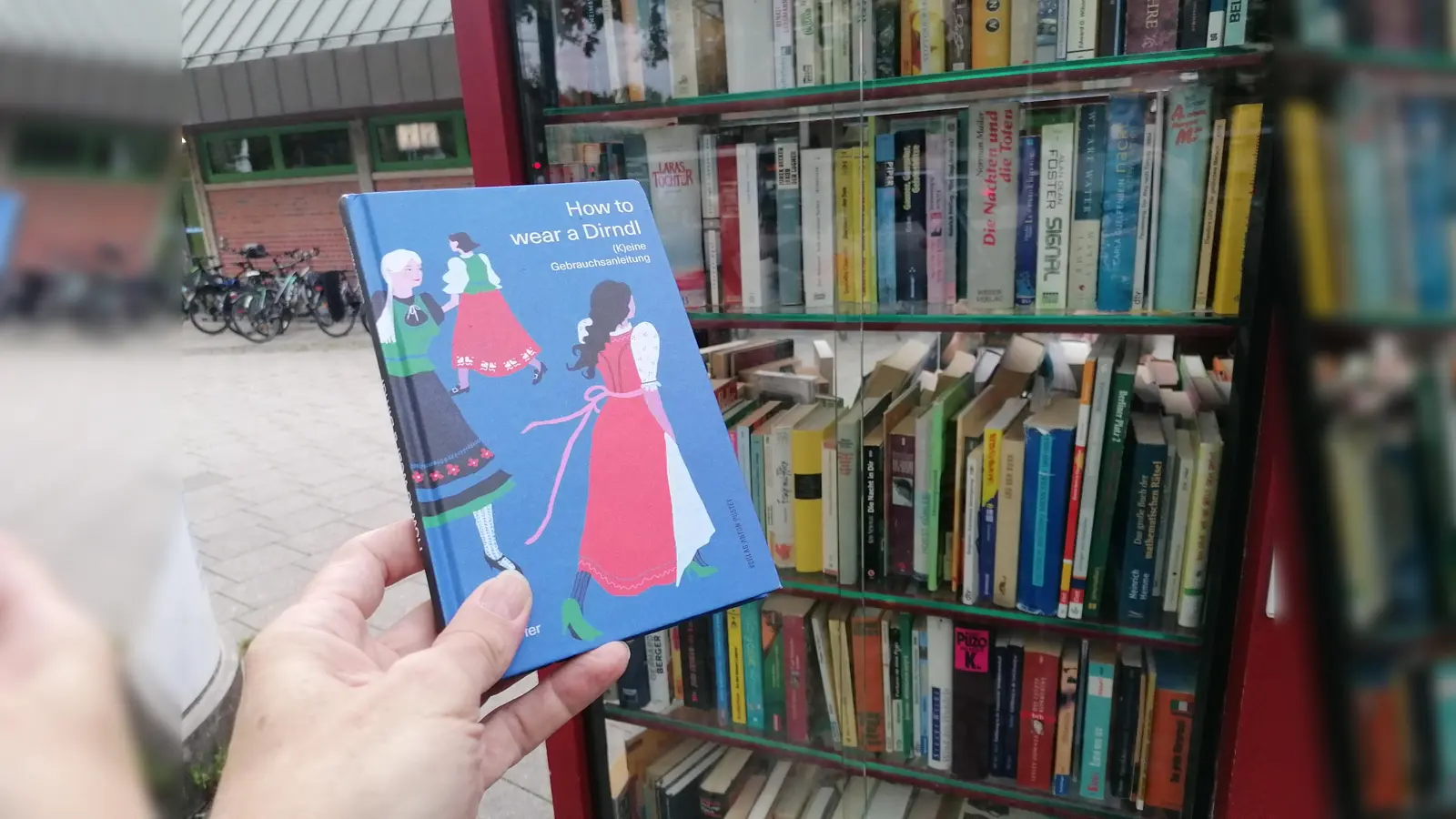 Elsbeth Wallnöfers lebenslustiges Dirndl-Bändchen im Bücherschrank Sendling-Westpark. (Foto: job)