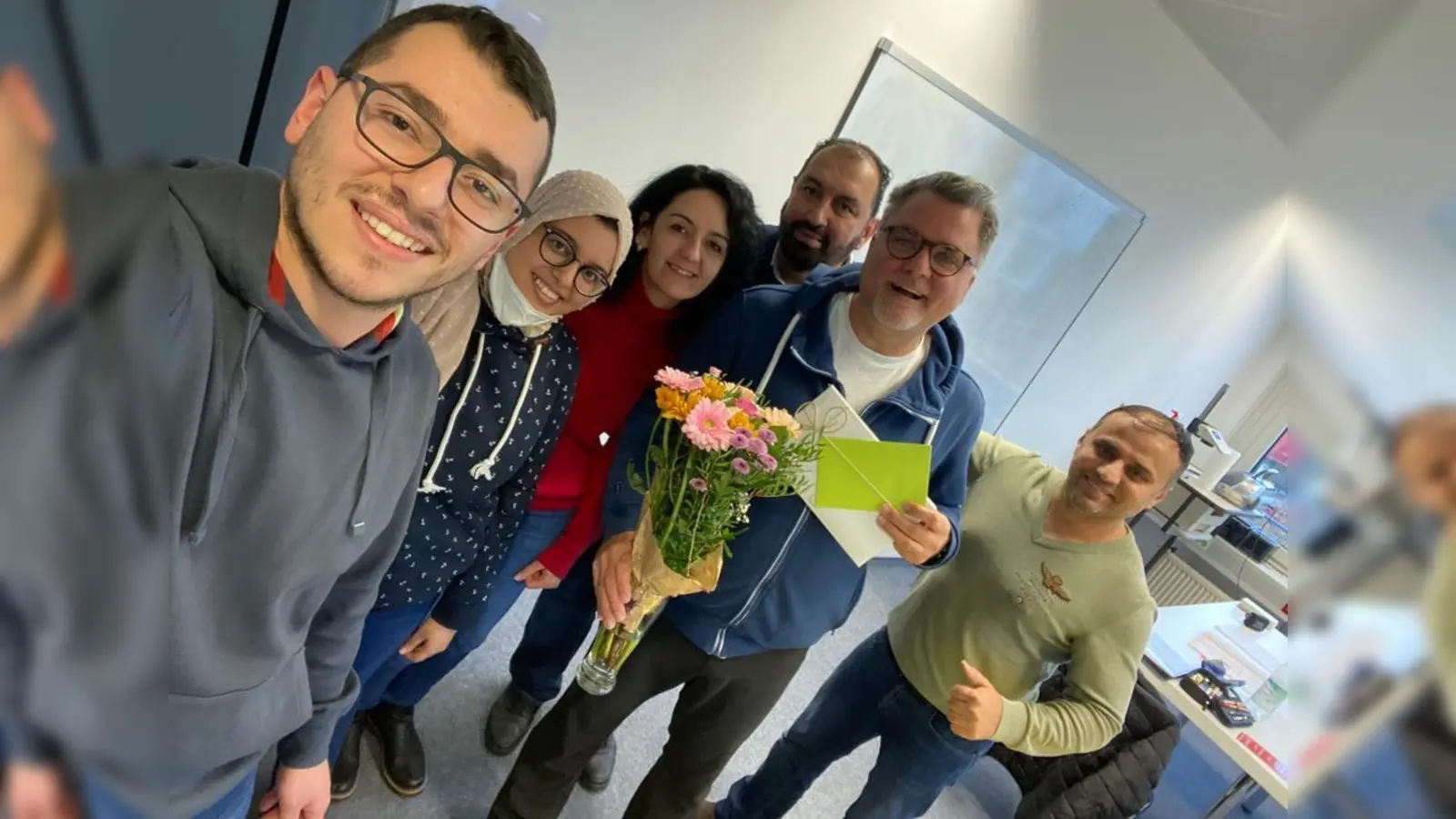 Diese Teilnehmerinnen und Teilnehmer haben den Kurs erfolgreich absolviert. Als Dank gab es für den Dozenten Blumen.  (Foto: vhs Germering)