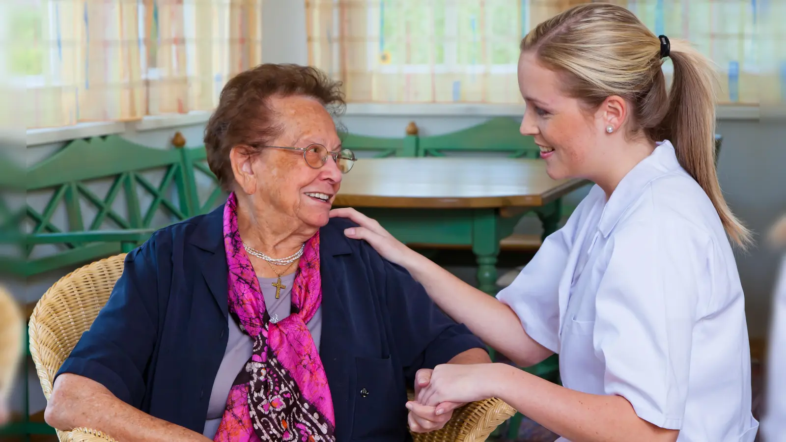 Dem Mangel an Pflegepersonal soll nach Ansicht des VdK Bayern durch eine Stärkung der „Nächstenpflege” begegnet werden.  (Foto: Erwin Wodicka/Modell Colourbox.com)