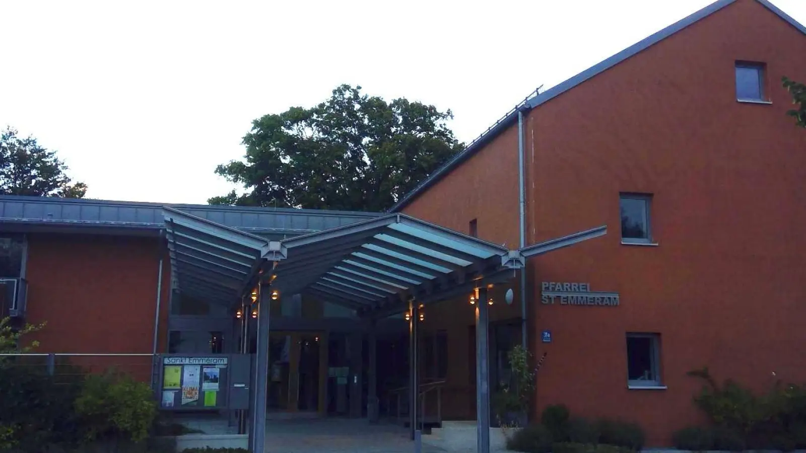 Rund um das Pfarrheim St. Emmeram wird am 14. Juli gemeinsam gefeiert. (Archivbild: bas)